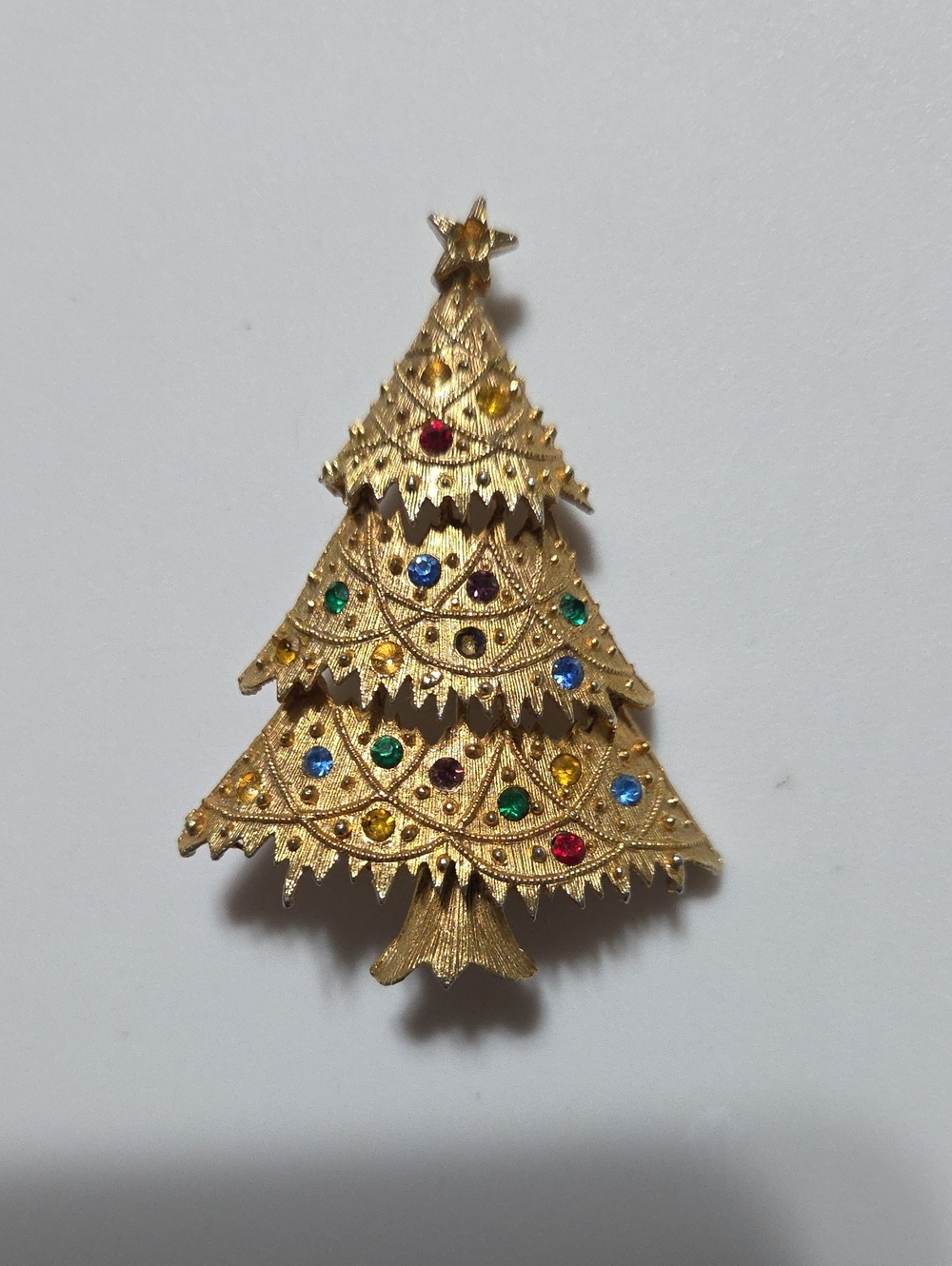 VINTAGE J.J JONETTE Christmas Tree Brooch Pin Signed Gold Tone Rhinestones Star